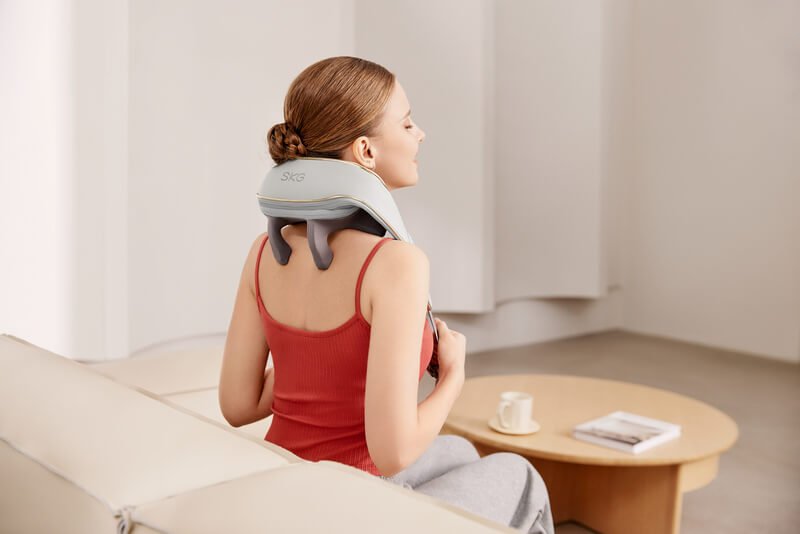 Máy massage cổ vai gáy SKG H5 Mini sử dụng linh hoạt